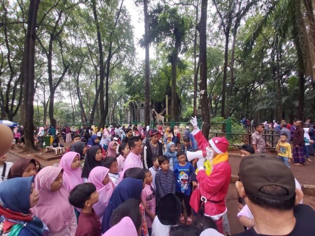 Sempat Diguyur Hujan, Pengunjung Ragunan Tembus 54 Ribu Orang