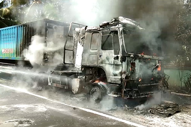 Korsleting, Truk Kontainer Pengangkut Bahan Bakar Gas Terbakar Hebat