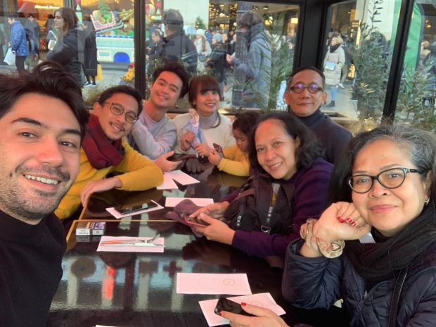 Ciuman Reza Rahardian kepada Sang Ibunda di Champs Elysees di Malam Tahun Baru