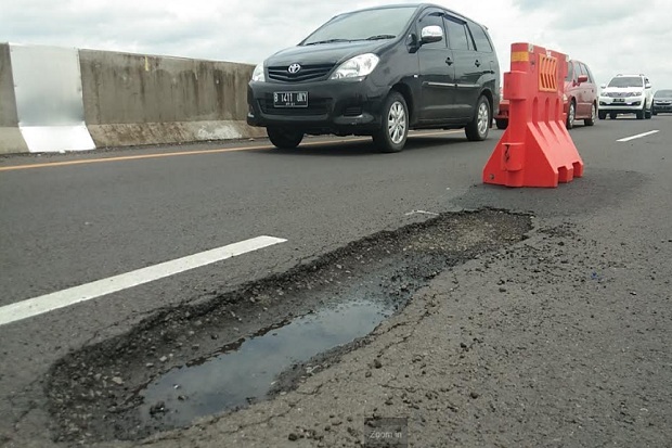 Jalan Tol Pekalongan Km 322 sampai 331 Berlubang, Bahayakan Pengguna Jalan