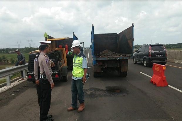 Jalan Tol Pekalongan Km 322 sampai 331 Berlubang, Bahayakan Pengguna Jalan