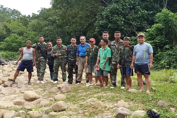 Hilang di Hutan Kalimantan, Turis Australia Ditemukan Satgas Yonif 303