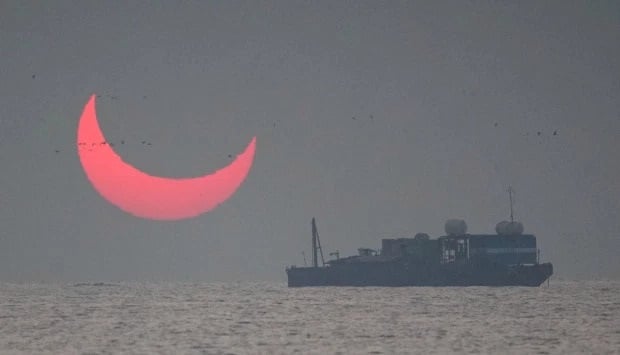 Penampakan 'Tanduk Iblis Raksasa' Muncul dari Permukaan Laut Teluk Persia