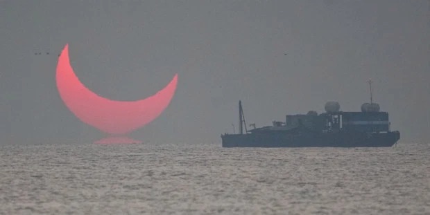 Penampakan 'Tanduk Iblis Raksasa' Muncul dari Permukaan Laut Teluk Persia