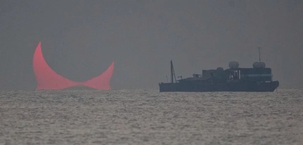 Penampakan 'Tanduk Iblis Raksasa' Muncul dari Permukaan Laut Teluk Persia