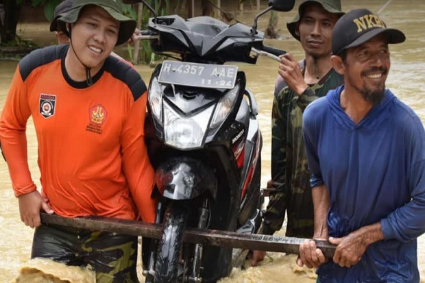 Luapan Sungai Tuntang Ikut Merendam Wilayah Demak, Warga Mengungsi