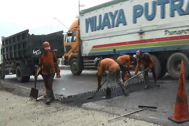 Jalan Berlubang di Pantura Kendal hanya Ditambal Sementara