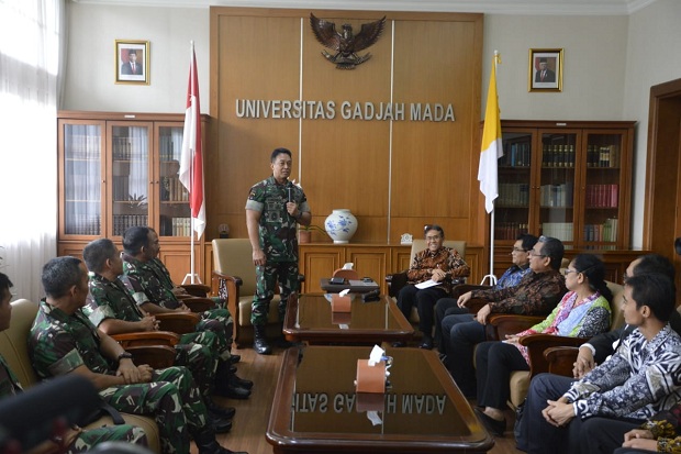 Tingkatkan Kualitas Prajurit, KSAD - Rektor UGM Kerja Sama Program S-2