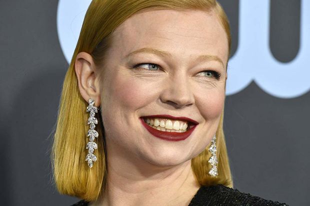 Kilauan Anting Jadi Pusat Perhatian di Red Carpet