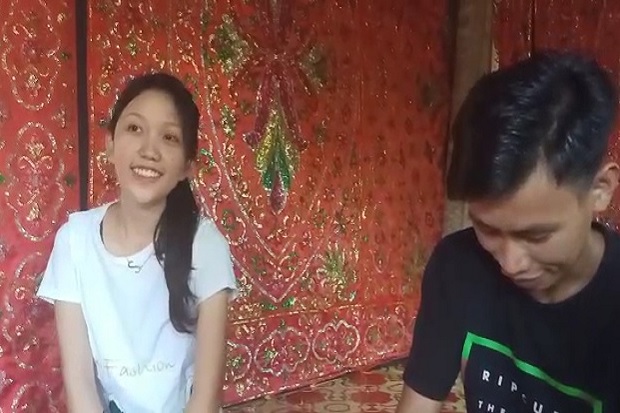 Kisah Pengantin Pria yang Gendong Mempelai Wanita di Tengah Banjir