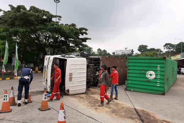Akibat Rem Blong, Kontainer Timpa Mobil di Rest Area KM 97 Cipularang