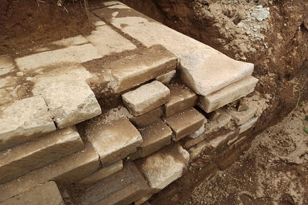 Struktur Bebatuan Diduga Candi Kuno Ditemukan di Kawasan Dieng