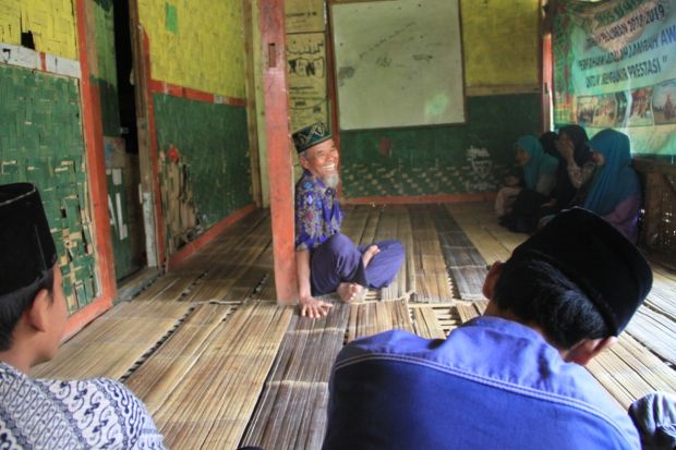 Kisah Guru Honorer: Tinggal di Sekolah hingga Menjadi Pedagang Asongan