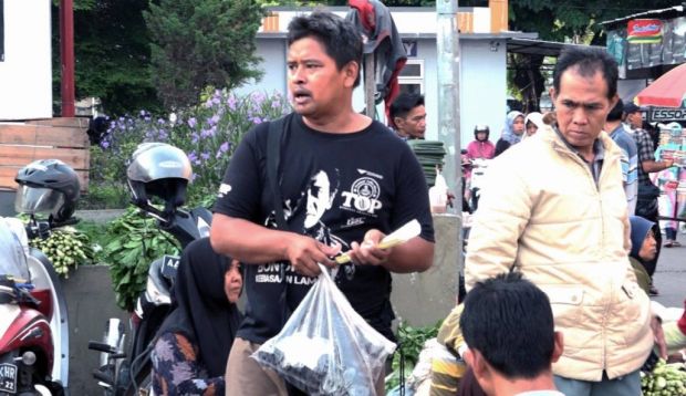 Kisah Guru Honorer: Tinggal di Sekolah hingga Menjadi Pedagang Asongan