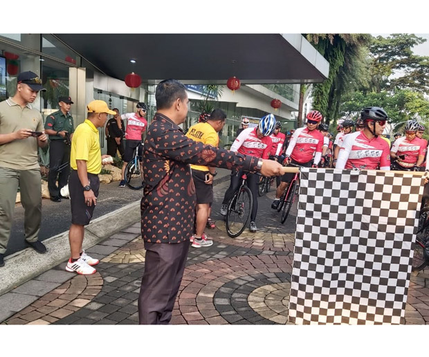 Lintasi Medan Menantang, Rombongan Wakasad Gowes Sepeda di Sentul City