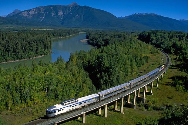 Sensasi Perjalanan Kereta Api dengan Pemandangan Terindah