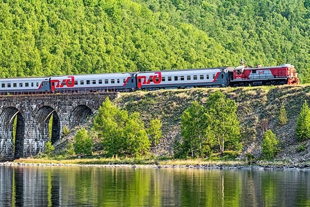Sensasi Perjalanan Kereta Api dengan Pemandangan Terindah
