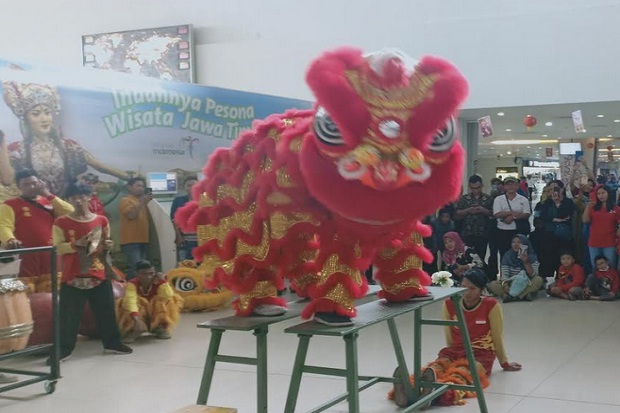Semarak Imlek, 3 Barongsai Hibur dan Bagi Hadiah di Bandara Juanda