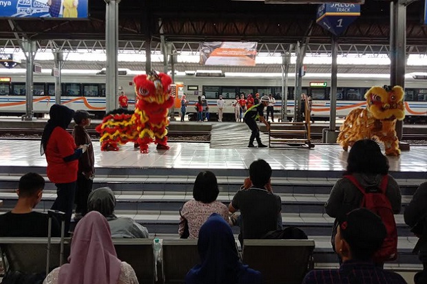Tahun Baru Imlek, Barongsai Beraksi di Stasiun Tawang Semarang