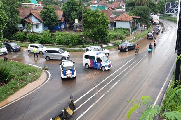 Selesai Saluran Air Dibersihkan, Gerbang Tol Cilegon Barat Sudah Bisa Dilalui