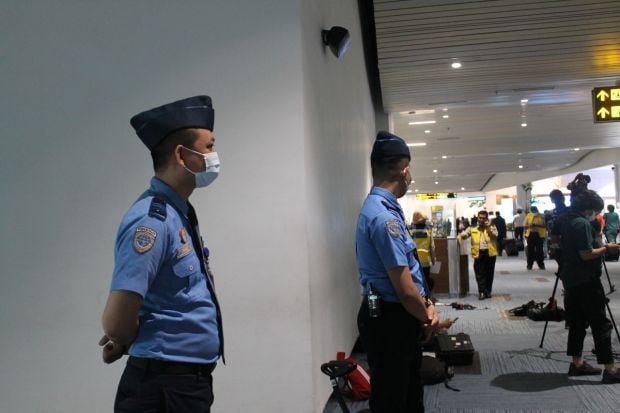 Waspada Virus Corona, Petugas dan Pengunjung Bandara Soetta Kenakan Masker