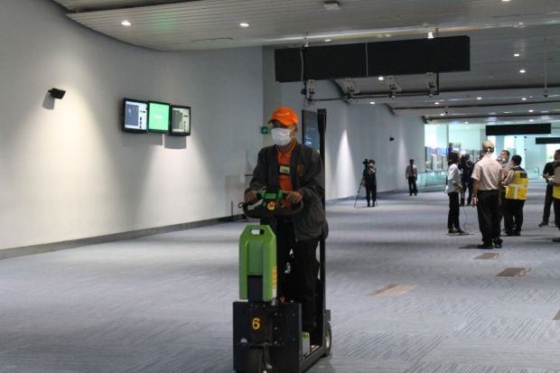 Waspada Virus Corona, Petugas dan Pengunjung Bandara Soetta Kenakan Masker