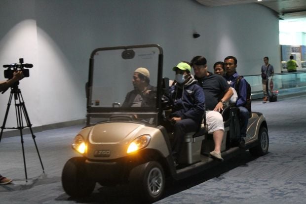 Waspada Virus Corona, Petugas dan Pengunjung Bandara Soetta Kenakan Masker