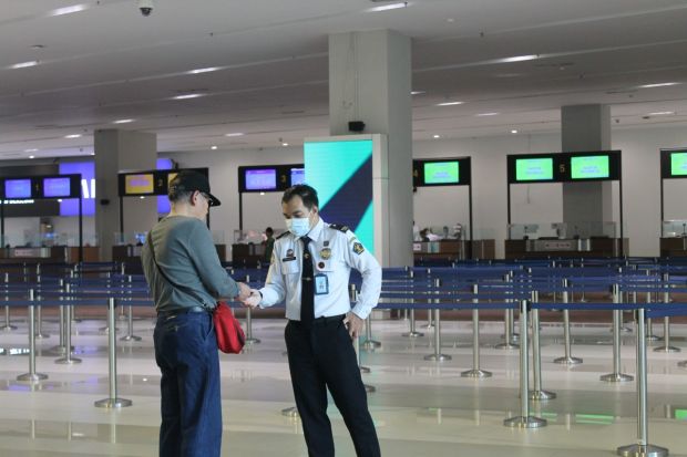 Waspada Virus Corona, Petugas dan Pengunjung Bandara Soetta Kenakan Masker