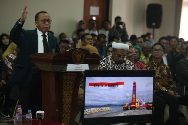 Ujian Doktoral, Agus Ambo Djiwa Paparkan Pembangunan Berkelanjutan di Pasang Kayu
