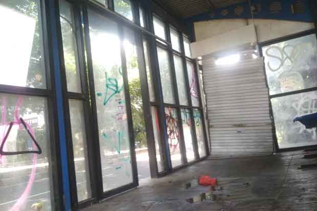 Terancam Bangkrut, Puluhan Shelter Bus Jadi Toilet dan Penginapan Gelandangan