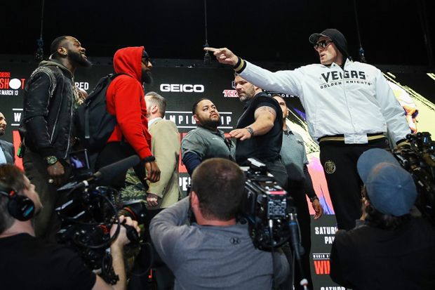 Panas, Wilder vs Fury Nyaris Adu Jotos di Panggung Jelang Rematch