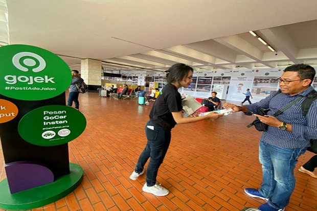 Gojek Bagikan Ribuan Masker Gratis di Bandara Soekarno-Hatta