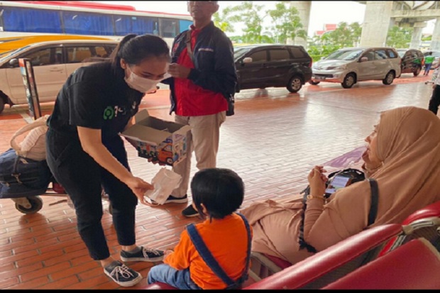 Gojek Bagikan Ribuan Masker Gratis di Bandara Soekarno-Hatta