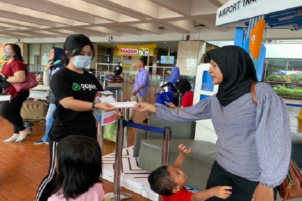 Gojek Bagikan Ribuan Masker Gratis di Bandara Soekarno-Hatta