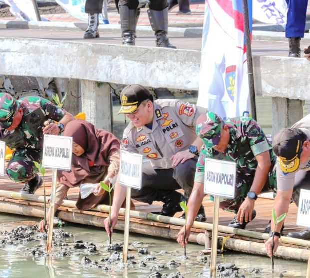 Peduli Lingkungan, Kapolri dan Panglima TNI Tanam 20.000 Mangrove