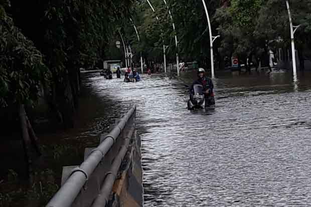 Terendam Banjir Semeter, Jalan Yos Sudarso Terputus