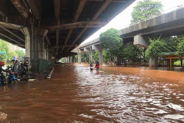 Terendam Banjir Semeter, Jalan Yos Sudarso Terputus