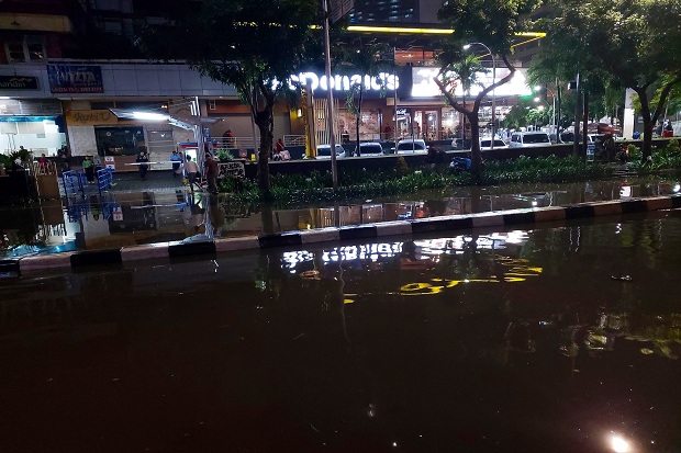 Diguyur Hujan Lebat, Sejumlah Ruas Jalan di Ibu Kota Terendam