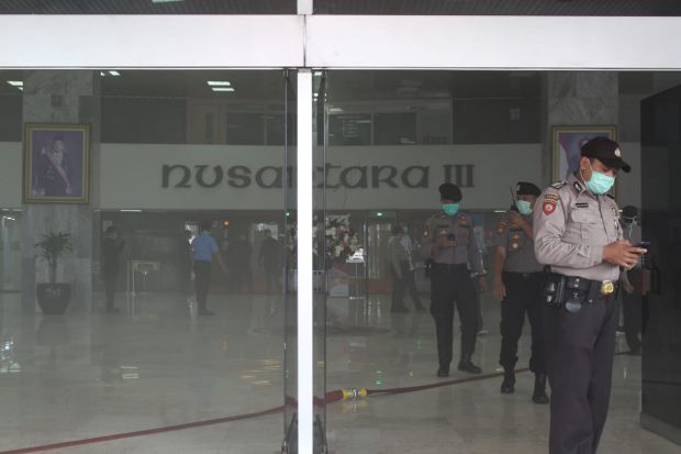 Gedung Nusantara III DPR Terbakar, Pegawai dan Wartawan Berhamburan Keluar