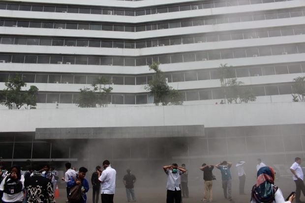 Gedung Nusantara III DPR Terbakar, Pegawai dan Wartawan Berhamburan Keluar