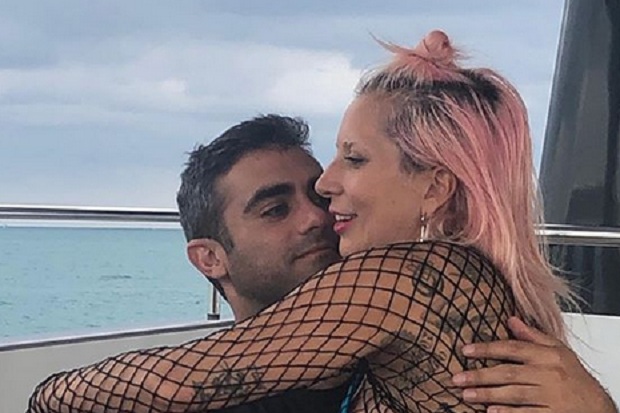 Lady Gaga Berhenti Merokok, Kok Bisa?