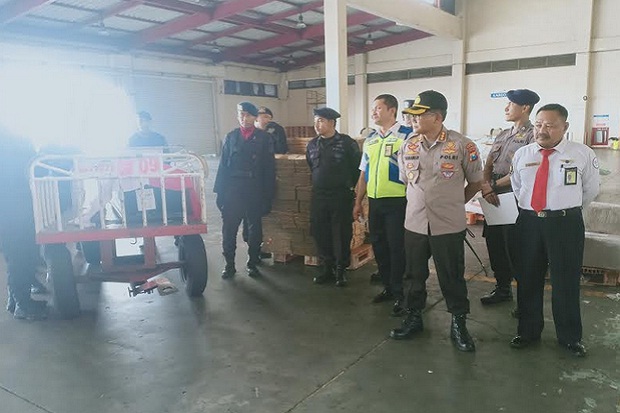 Jenazah Anggota Brimob yang Gugur di Papua Tiba di Bandara Juanda