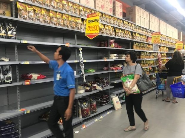 Panik Penyebaran Corona, Warga Jakarta Borong Makanan di Supermarket