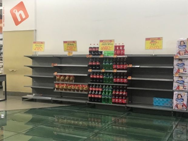 Panik Penyebaran Corona, Warga Jakarta Borong Makanan di Supermarket
