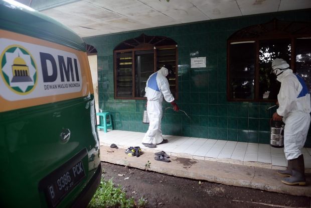 Antisipasi Virus Corona, DMI Semprotkan Cairan Disinfektan di Masjid-masjid