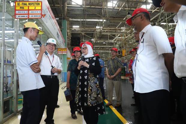 Menaker Ida Tinjau Program Vokasi dan Pemagangan di TMMIN
