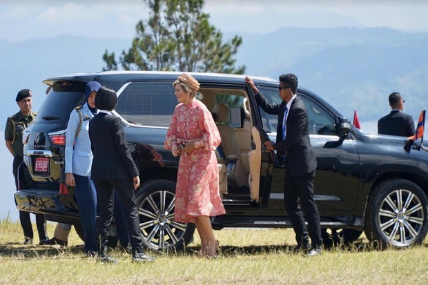 Nikmati Danau Toba dari Bukit Singgolom, Raja dan Ratu Belanda Takjub