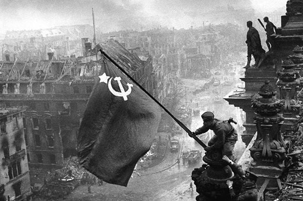 8 Foto Peristiwa Bersejarah Paling Ikonik di Dunia