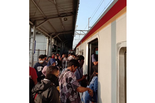 Virus Corona Meluas, Penumpang Commuter Line Masih Tetap Penuh Sesak