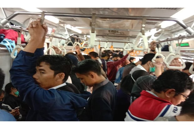 Virus Corona Meluas, Penumpang Commuter Line Masih Tetap Penuh Sesak